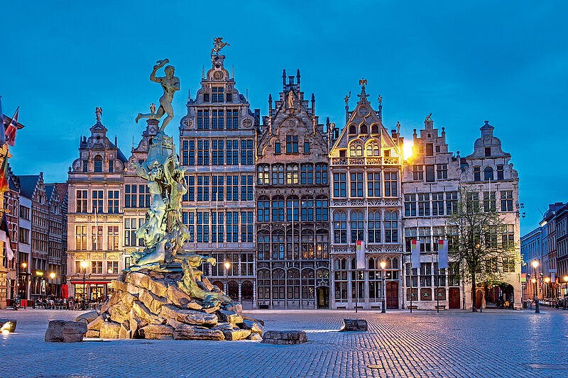 Pilt Grote Marktist Antwerpenis koos skulptuuriga selle ees.