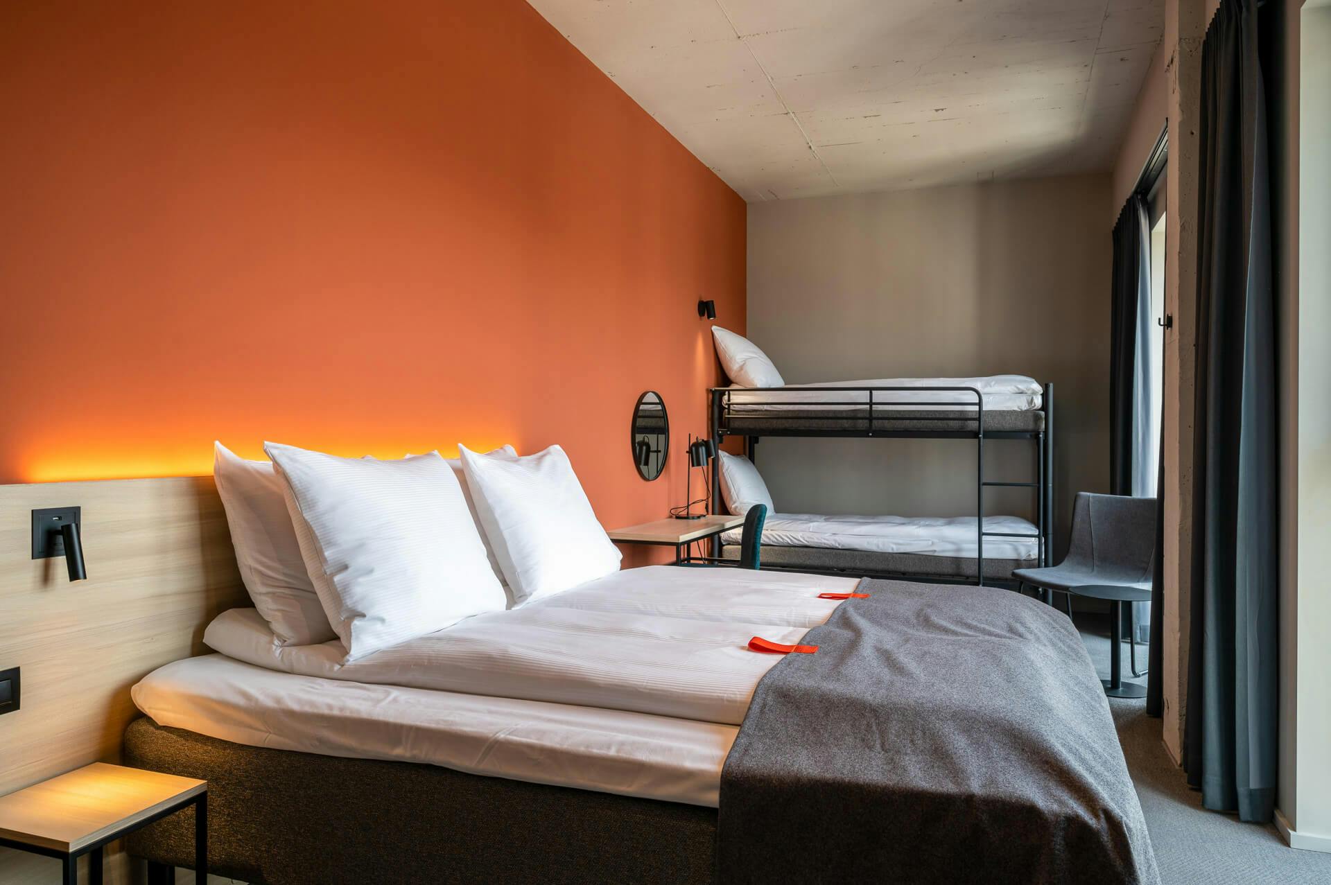 Kahekohaline voodi, kahekorruseline voodi, tool, oranž sein.
